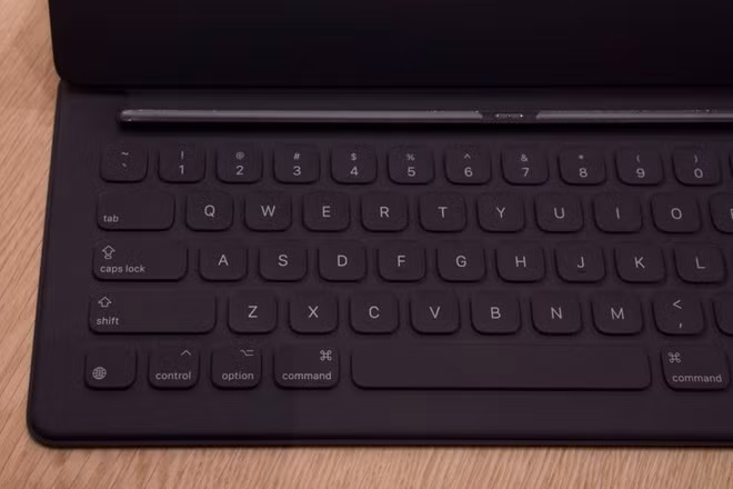Cách bố trí phím trên bàn phím iPad Surface Pro mô phỏng trên những chiếc MacBook. Tất nhiên, với kiểu thiết kế này, trải nghiệm gõ phím sẽ khác.