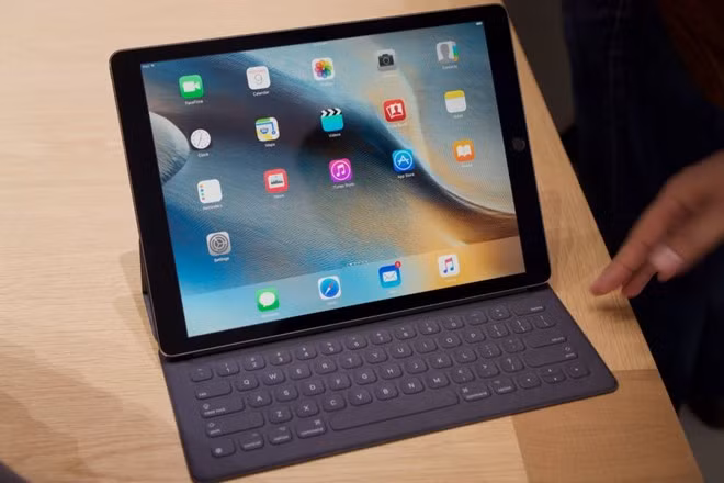 Bàn phím thông minh (Smart Keyboard) là một trong những điểm nhấn trên iPad Pro. Bàn phím này hơi giống Type Cover trên máy tính bảng Surface của Microsoft. Sản phẩm có giá 169 USD.