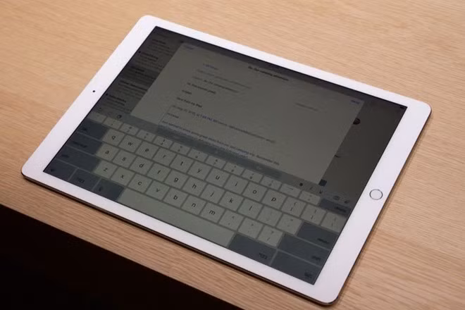Dù phóng lớn kích thước, ngôn ngữ thiết kế của iPad Pro vẫn không thay đổi. Mặt trước của máy là nút Home kèm cảm biến vân tay. Nút Home này trông khá nhỏ bé so với kích thước tổng thể của máy. Thiết bị dùng chip A9x, cho hiệu năng của một chiếc máy desktop, theo Apple.