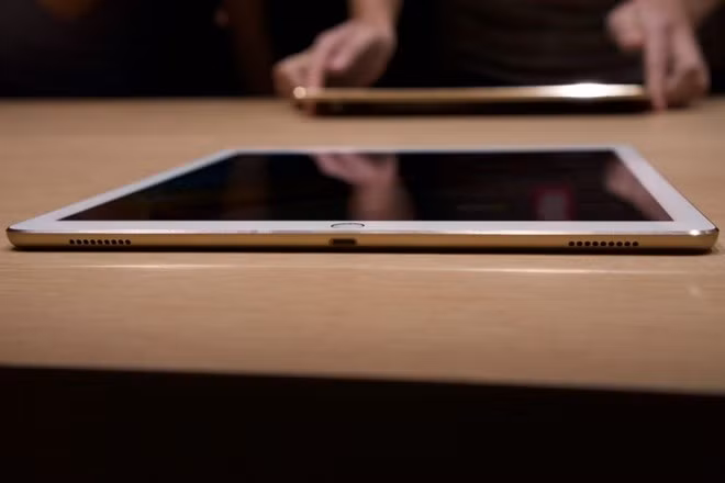 iPad Pro có đến 4 loa ngoài, gồm 2 ở cạnh trên và 2 ở cạnh dưới. Chính giữa cạnh dưới là cổng kết nối Lightning. Với một sản phẩm màn hình lớn như iPad Pro, cục sạc của máy chắc chắn có dung lượng lớn hơn nhiều so với các mẫu iPad trước đây.