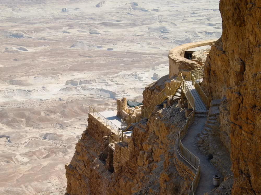 Câu chuyện lịch sử về pháo đài Masada có ảnh hưởng lớn đến quân đội Israel ngày nay. Cuộc diễn tập cuối cùng trong khóa đào tạo tân binh nước này thường chấm dứt sau 2 ngày trên pháo đài. Trong lời thề của chiến sĩ, pháo đài đã trở thành biểu tượng cho ý chí tự khẳng định của người Do Thái: "Masada không bao giờ thất thủ lần nữa".