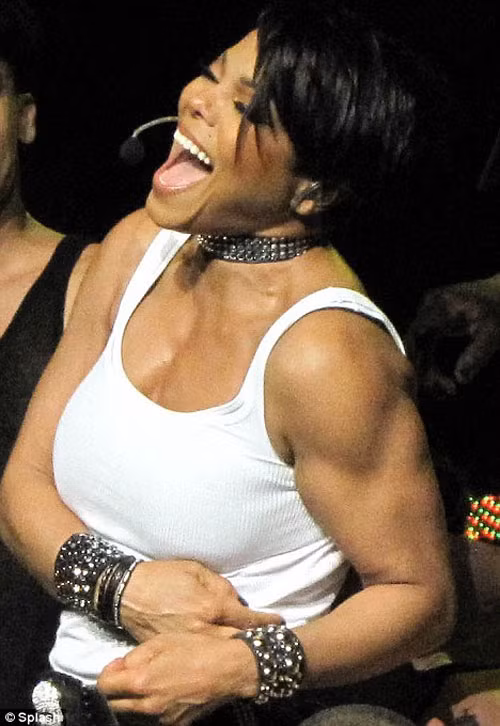 Những mỹ nhân Hollywood “cơ bắp cuồn cuộn”, nữ ca sĩ Janet Jackson với phần bắp tay to và có cơ chẳng thua kém gì cánh mày râu.