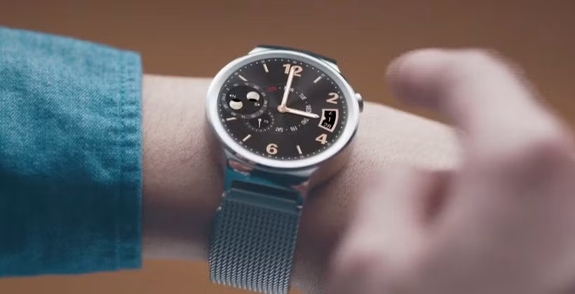 Thiết bị có dung lượng 300mAh, chạy trên nền Android Wear, có khả năng nhận tin nhắn, email, thông báo lịch, và nhiều ứng dụng thông minh.