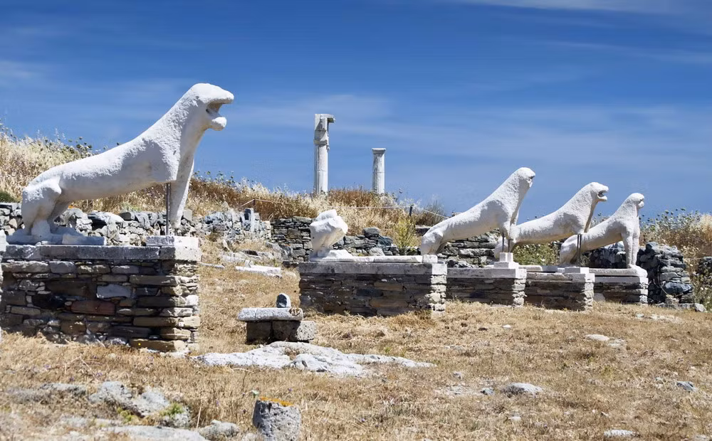 Delos nhanh chóng trở thành trung tâm buôn bán nô lệ lớn nhất trong khu vực. Đây là cơ sở cho sự phát triển kinh tế chưa từng có của hòn đảo rất ít tài nguyên này.