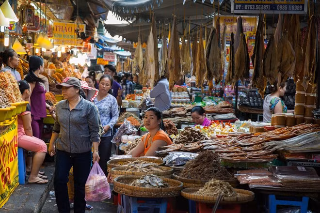 Nằm ở phường Châu Phú A, thành phố Châu Đốc, tỉnh An Giang, vương quốc mắm chính là chợ Châu Đốc, là điểm đến du khách không nên bỏ qua trong hành trình miền Tây Nam Bộ. Chợ có nhiều mặt hàng phong phú, họp từ sáng sớm tới tầm trưa. Ảnh: Thiên Minh.