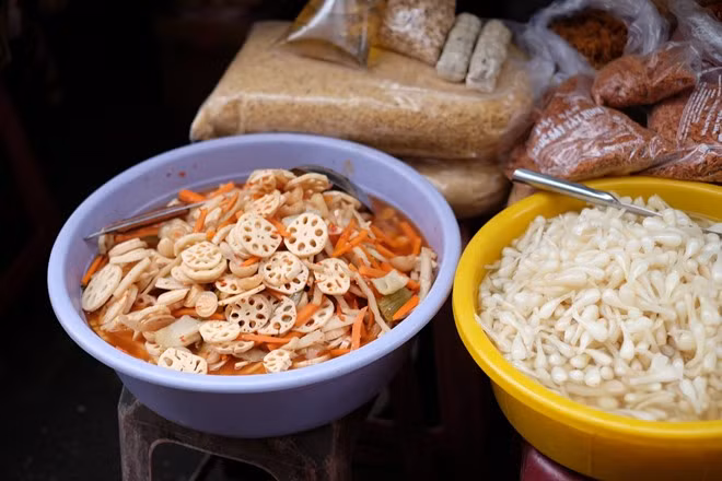 Nếu có thời gian, bạn có thể mua củ sen, củ kiệu muối giòn để ăn trong bữa trưa. Ảnh: Minh Hằng.