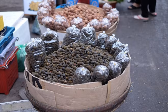 Quả xay rừng làm dân đô thị mê mẩn. Bạn có thể mua một túi để đem theo nhâm nhi dọc đường. Loại quả này có vị chua, ngọt rất dễ ăn. Ảnh: Minh Hằng.