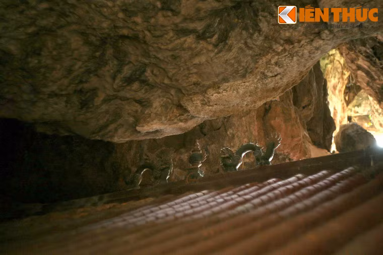 Hang cũng có nhiều ngách thông thiên đưa ánh sáng chiếu vào tạo nên khung cảnh lung linh huyền ảo.