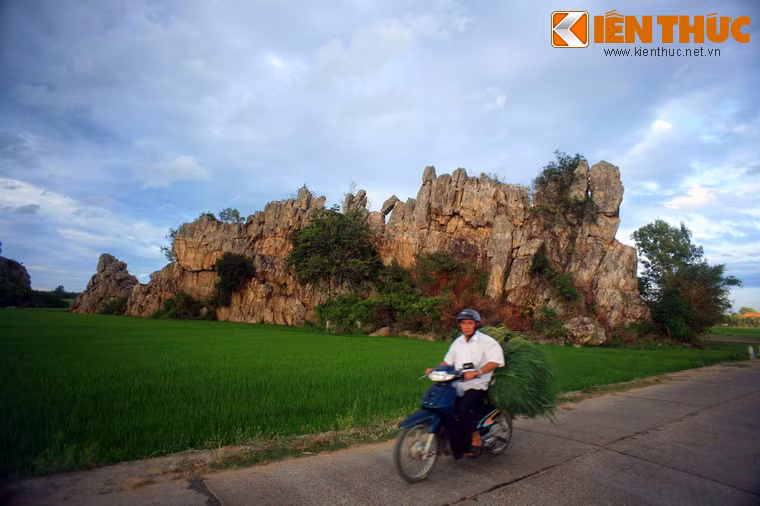 Gành đá còn có tên gọi Ngũ Thạch Sơn vì được chia ra thành 5 dãy đá lớn, gồm gành Miễu, gành Dung, gành Quan, gành Quýt và gành Bồ. Trong đó mảng lớn nhất thuộc gành Bồ với chiều cao khoảng 18m và dài 50m, chiều ngang 6m. Gành nhỏ nhất là gành Quan với chiều cao tầm 15m, dài khoảng 28m, rộng 6m.