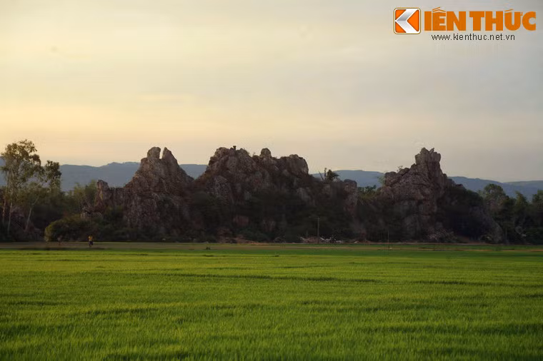 Với vẻ đẹp kỳ thú, gánh đá Hòa Thắng đã đi vào thơ ca của vùng đất Phú Yên: Quê tôi ở ấp Mỹ Hòa/ Có gành đá đẹp như là cảnh tiên...