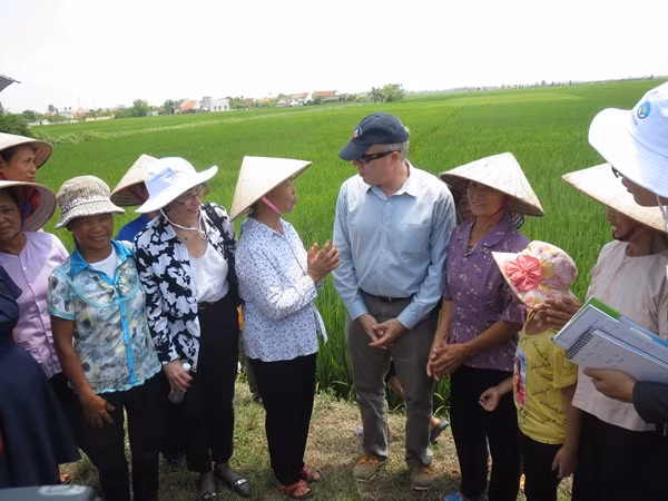 Sau buổi làm việc, Đại sứ Mỹ Ted Osius cùng đoàn đại biểu đã trực tiếp ra đồng thăm lúa và lắng nghe những chia sẻ của bà con nông dân.