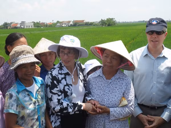 Bà con nông dân xã Giao Hải bày tỏ rất vui mừng và xúc động khi đoàn đại biểu Mỹ về thăm, đặc biệt là nhờ có mô hình canh tác lúa chất lượng cao, phát thải thấp mà bà con tiết kiệm được nhiều công sức và chi phí, cũng như thân thiện hơn với môi trường.