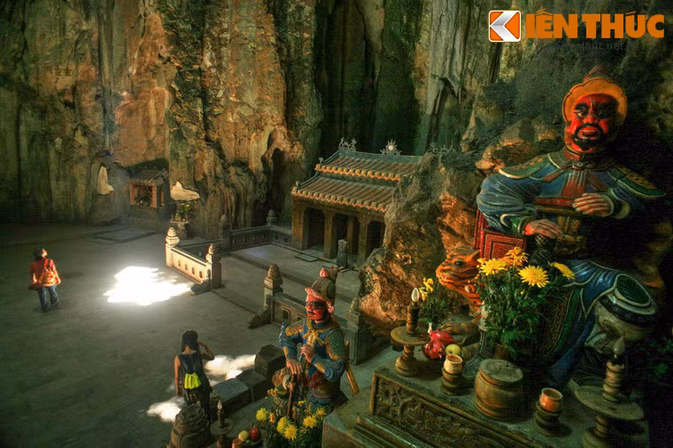 Tại cửa động có tượng của bốn vị Kim Cang Hộ Pháp, đó là các vị thần Thiện và Ác cưỡi trên bốn con thú có diện mạo kỳ quái có nhiệm vụ gác động.