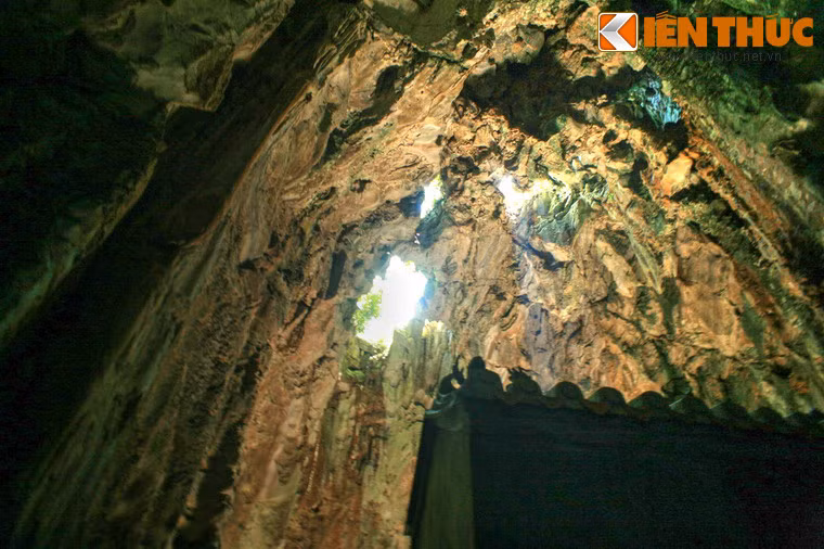 Đinh động có nhiều lỗ hổng tự nhiên mang theo ánh sáng và gió mát vào bên trong nên lòng động luôn mát mẻ và thoáng khí. Điều này cũng tạo nên nét độc đáo của một hang động mở.
