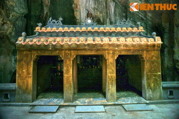 Bên phải động Huyền Không có Trang Nghiêm Tự, một công trình cổ kính gồm có ba gian, gian giữa thờ Phật Bà Quan âm, gian bên trái thờ ba vị quan Thánh, gian bên phải thờ Ông Tơ Bà Nguyệt, là nơi để các đôi trai gái đến cầu duyên hoặc cho những người hiếm muộn đến cầu con hoặc cầu nuôi con khỏe mạnh chóng lớn.