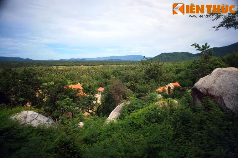 Phía sau bàn thờ Phật, đường đi càng hẹp lại, đến chỗ chỉ vừa một người lách qua là đường thông lên núi. Từ đây có thể trèo lên mái hiên ở cửa chùa Hang để phóng tầm mắt ra cả bốn phía...