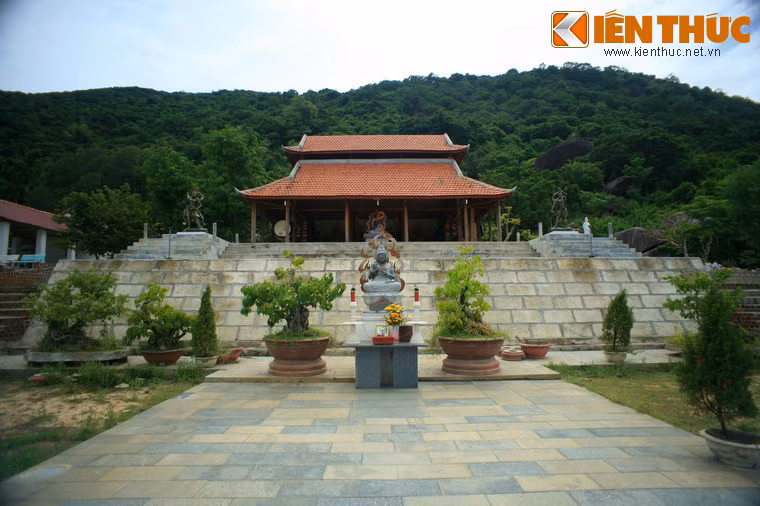 4. Nằm ở địa phận thôn Hội Khánh, xã Mỹ Hòa, huyện Phù Mỹ, tỉnh Bình Định, chùa Hang (còn gọi là Thạch Cốc tự, Thiên Sanh Thạch tự) là một thắng cảnh nổi tiếng của mảnh đất võ miền Trung.