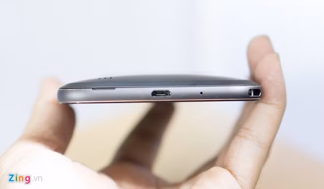 Cạnh dưới của Zenfone Zoom là cổng Micro USB, mic thu âm và rãnh nhỏ để xỏ dây đeo tay.