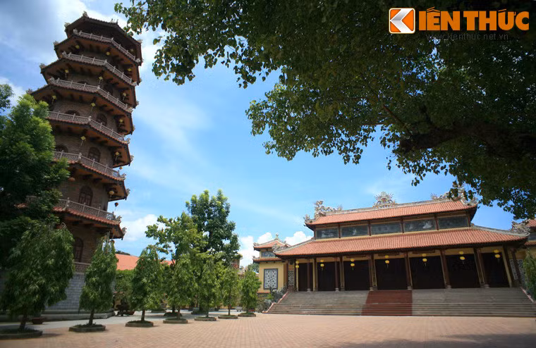 Đây cũng là một ngôi chùa in đậm các diễn biến lớn của lịch sử Phật giáo Việt Nam, đặc biệt là trong giai đoạn chiến tranh Việt Nam. Ảnh: Tòa chính điện và tháp Ấn Tôn trong khuôn viên chùa.