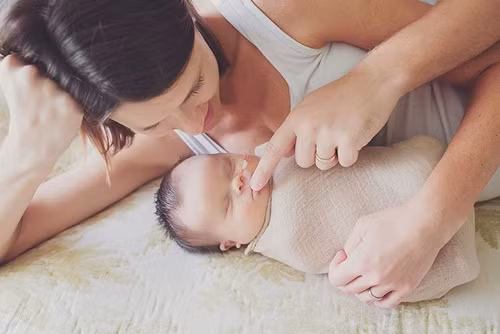 Mặc dù hiện tại sức khỏe của Abigail ổn định nhưng ai cũng hiểu, tiểu thiên thần này không có nhiều thời gian để tận hưởng cuộc sống. Và để lưu giữ lại những khoảnh khắc đẹp nhất của Abigail cùng với gia đình, hai vợ chồng Erika và Stephen đã quyết định thực hiện một bộ ảnh cảm động, ghi lại thời gian hạnh phúc ngắn ngủi của cả nhà, tận dụng tối đa thời gian họ còn có thể đông đủ bên nhau.