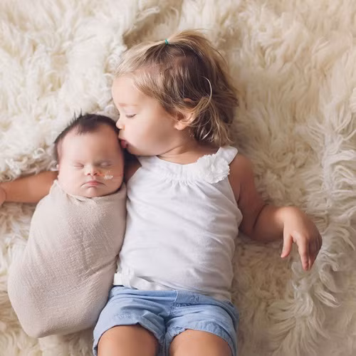“Chúng tôi không muốn con gái ra đi. Chúng tôi muốn được nhìn thấy cô bé cười, nhảy múa, ca hát, chơi đùa với chị gái mình, đi xe đạp, tới trường,… chúng tôi muốn được chứng kiến sự trưởng thành của cô bé”, hai vợ chồng Erika và Stephen Jones xúc động chia sẻ.
