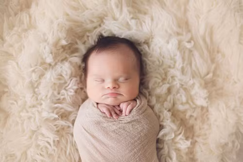 Erika và Stephen Jones, cha mẹ của Abigail đã rất đau đớn khi biết tin bé bị chẩn đoán mắc chứng Down. Và khi biết tin bé bị ung thư não thì đã không thể đứng vững... “Trái tim chúng tôi như muốn vỡ tan, tâm trí của chúng tôi bị giày vò với những câu hỏi và sự sợ hãi không biết điều gì sẽ tới”, cha mẹ Abigail chia sẻ.
