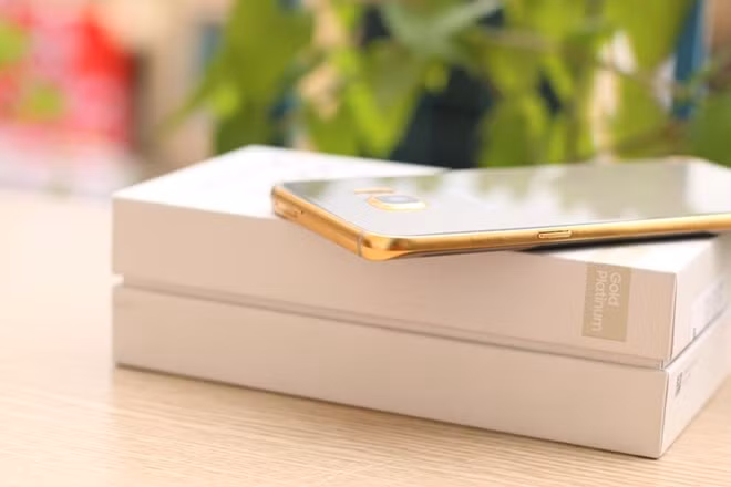 Tuy nhiên, bản S6 Edge+ sử dụng cơ chế mạ vàng mờ (thay vì vàng bóng như Note 5).