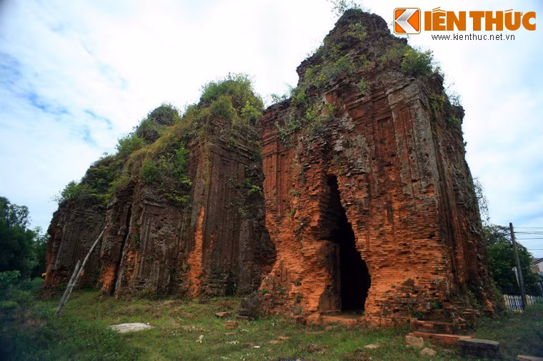 3. Tháp Khương Mỹ là một cụm đền tháp Champa nằm ở địa phận xã Tam Xuân 1, huyện Núi Thành, tỉnh Quảng Nam. Tháp có niên đại vào cuối thế kỷ thứ 9, đầu thế kỷ thứ 10, gồm ba tòa tháp xếp thành hàng ngang theo trục Bắc - Nam.