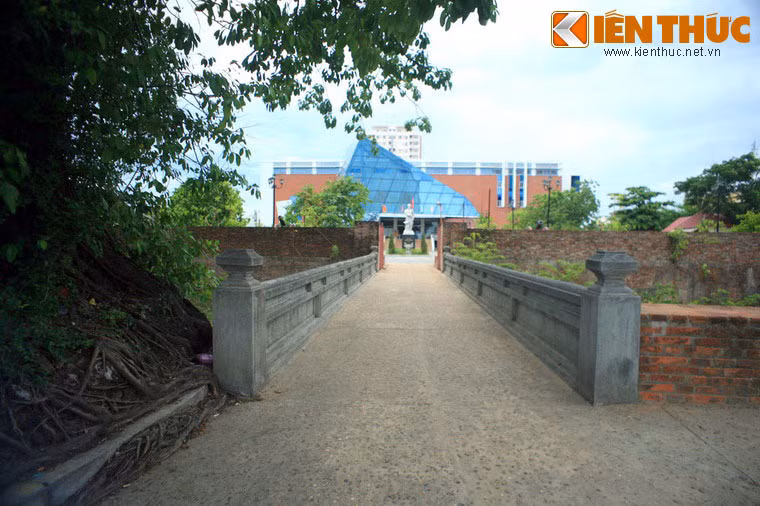 Tọa lạc tại phường Thạch Thang, quận Hải Châu, ngay cạnh khu Trung tâm hành chính thành phố Đà Nẵng, thành cổ Điện Hải là di tích lịch sử phản ánh một thời kỳ bi tráng của thành phố biển miền Trung. Ảnh: Lối vào thành Điện Hải.