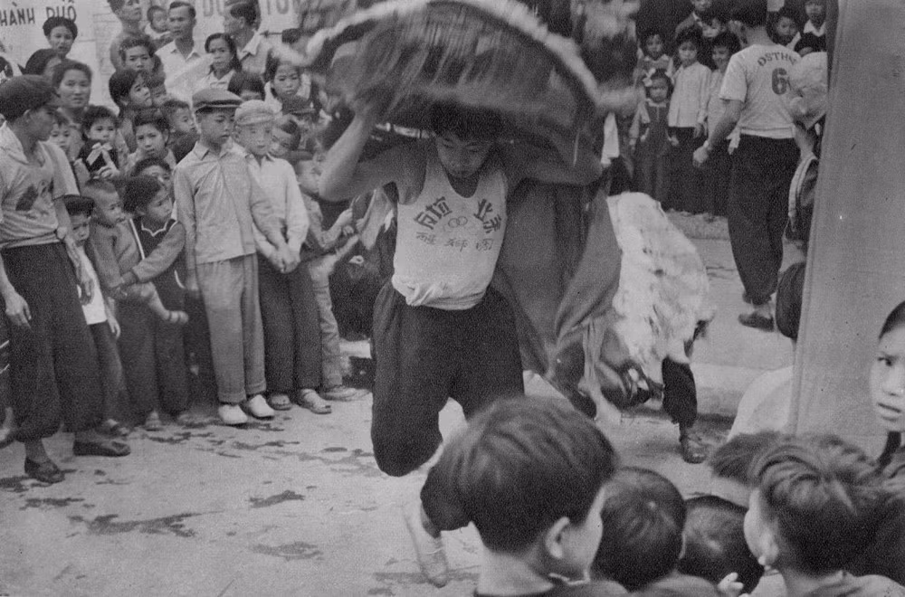 Người Hoa ở khu phố cổ Hà Nội múa lân mừng năm mới.