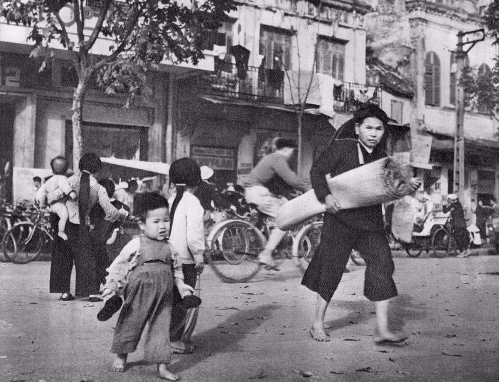 Phương tiện giao thông trên đường phố Hà Nội thập niên 1950 chủ yếu là xe đạp và xích lô.