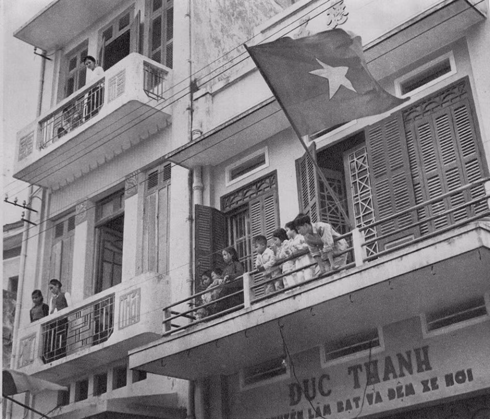 Trên ban công các tòa nhà mặt tiền khu phố cổ Hà Nội.