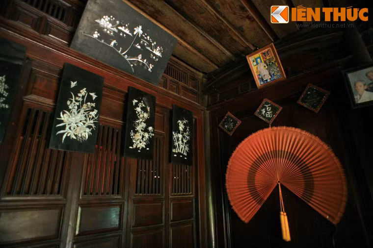 Ngôi nhà còn lưu giữ nhiều cổ vật quý, tiêu biểu là hai bức hoành phi với 6 đại tự vàng có từ hơn 7 thập kỷ trước.