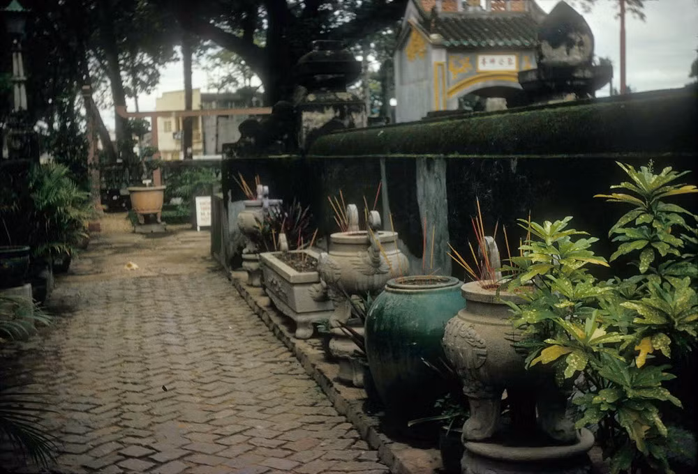 Các lư hương bên khu mộ.