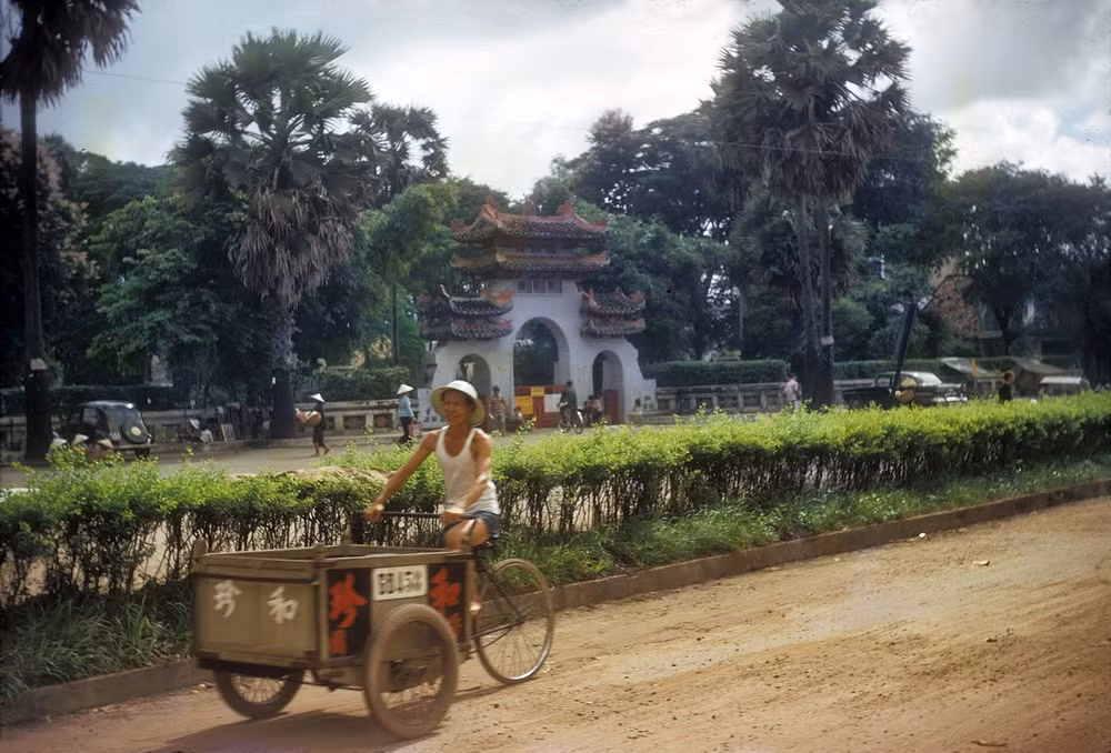 Bên ngoài khu lăng mộ của Tả quân Lê Văn Duyệt (1764-1832) ở Sài Gòn năm 1966. Người dân thường gọi công trình này là Lăng Ông hoặc Lăng Ông Bà Chiểu do lăng nằm ở vùng đất Bà Chiểu xưa. Đây là khu lăng mộ cổ có quy mô lớn nhất của Sài Gòn.