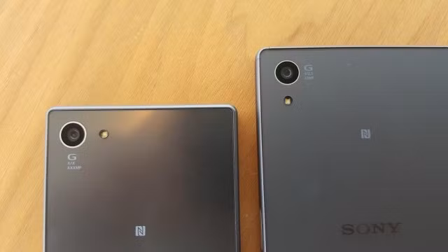 Theo loạt ảnh rò rỉ, bộ ba smartphone mới của hãng công nghệ Nhật Bản vẫn giữ thiết kế góc cạnh, đơn giản và cổ điển. Thương hiệu Sony in chìm trên nắp lưng của các thiết bị. Biểu tượng NFC được đặt phía trên, gần cụm camera.
