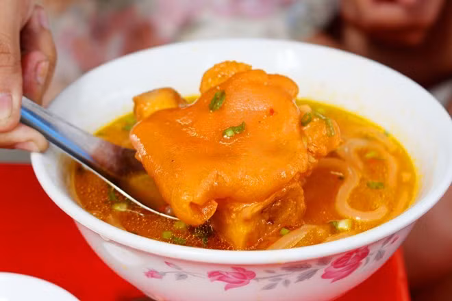 5. Chợ Lớn hay chợ Bình Tây (quận 5): Ban ngày, khu chợ đã nhộn nhịp, ban đêm càng tấp nập hơn với lượng khách đổ về tham quan, mua sắm, lấy hàng hay thưởng thức các món ngon. Các món ở đây đa số theo ẩm thực người Hoa, song bạn có thể tìm thấy gánh bánh canh luôn đông khách ngay cổng chợ trên đường Tháp Mười.