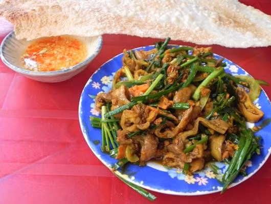 9. Chợ đêm Bà Hoa còn được gọi là chợ người Quảng thuộc quận Tân Bình. Tên gọi này xuất phát từ việc đây là khu chợ duy nhất của Sài Gòn bày bán đặc sắc của vùng đất này. Nhờ vậy, hệ thống món ăn tại đây cũng riêng biệt với mì Quảng, ốc, bánh tráng đập chấm mắm nêm, ruột già xào nghệ tươi xúc bánh tráng, ốc gạo lễ bằng gai bưởi...