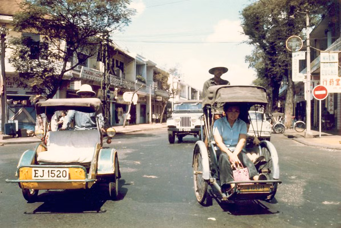 Xích lô thông thường (phải) và xích lô máy (trái) ở Sài Gòn.