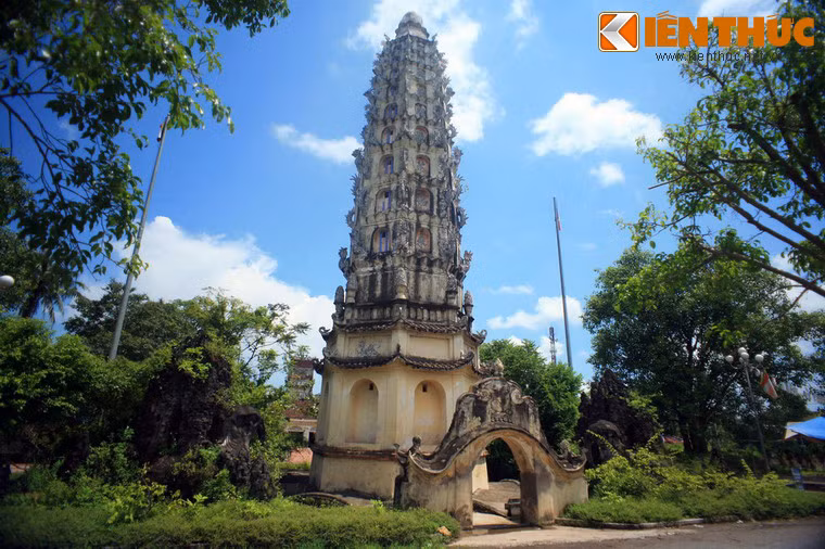 Xung quanh không gian của tháp còn có bốn hòn núi trên lưng bốn con Voi - biểu trưng về quan niệm vũ trụ là đất, nước, lửa, gió hay còn gọi là nguồn gốc của vạn vật thế giới.