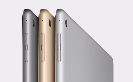  7. Camera chưa được đầu tư đúng mức: Là mẫu tablet cao cấp nhất của Apple hiện nay, tuy nhiên iPad sở hữu camera không mấy ấn tượng so với các dòng máy tính bảng khác từ “Quả táo”. So với iPad mini 4 cùng ra mắt, hai thiết bị tương đương nhau với độ phân giải máy ảnh chính 8 “chấm” và camera trước 1,2 megapixel, hỗ trợ Facetime HD. Với màn hình lớn 12,9 inch, những bức ảnh selfie 1,2 “chấm” là quá khiêm tốn.