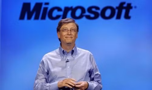  Bill Gates - Tài sản: 76 tỷ USD. Bill Gates bắt đầu học đại học tại Harvard vào năm 1973, nhưng hai năm sau, ông đã bỏ ngang để tập trung phát triển Microsoft. Người đồng sáng lập với ông, Paul Allen, cũng đã có quyết định tương tự như Gates.Bill Gates đảm nhiệm vị trí CEO của Microsoft cho đến năm 2000 thì trở thành Chủ tịch. Hiện nay, ông là một nhà tư vấn công nghệ cho Giám đốc điều hành Microsoft Satya Nadella và giành nhiều thời gian tập trung vào công việc từ thiện của mình tại Quỹ Bill và Melinda Gates Foundation. Năm 2007, vị tỷ phú giàu nhất thế giới nhận được bằng danh dự từ Đại học Harvard.