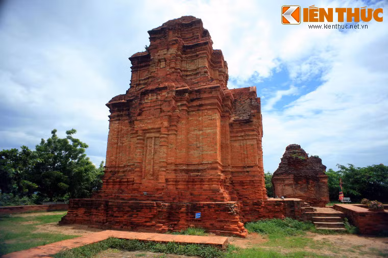 Nhóm tháp gồm 3 tháp: Tháp chính A hơi chếch về phía Nam, hai tháp phụ là B hơi chếch về phía Bắc và C chếch về hướng Đông cạnh tháp A.