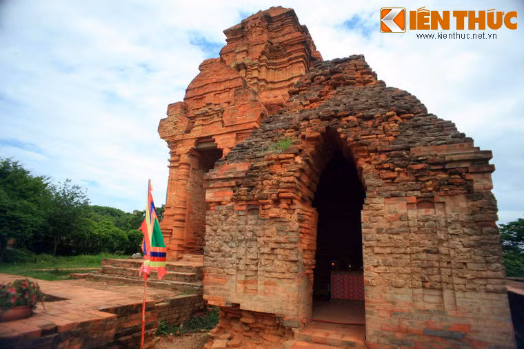 Tháp C hiện chỉ còn lại một phần tháp với chiều cao hơn 4 mét, kiến trúc và trang trí nghệ thuật bên ngoài đã bị thời gian bào mòn chỉ còn lại một số đường nét gốc.