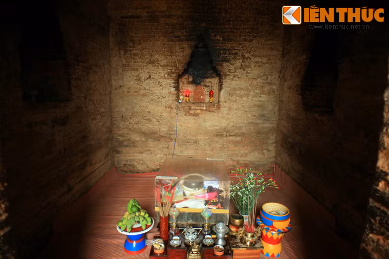 Trong lòng ngôi tháp chính vẫn còn bệ thờ Linga – Yoni biểu tượng của thần Shiva bằng đá xanh đen đến nay vẫn còn nguyên vẹn, là biểu trưng cho sự tồn tại và sinh sôi nảy nở của dân tộc Chăm.