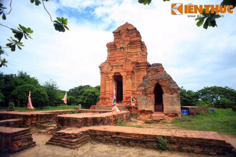 Nằm trên đồi Bà Nài, cách trung tâm thành phố Phan Thiết 7 km về hướng Đông-Bắc, tháp Chăm Po Sah Inư (còn gọi là Tháp Chăm Phố Hài) là một nhóm di tích đền tháp Chăm còn tương đối nguyên vẹn của vương quốc Champa xưa.