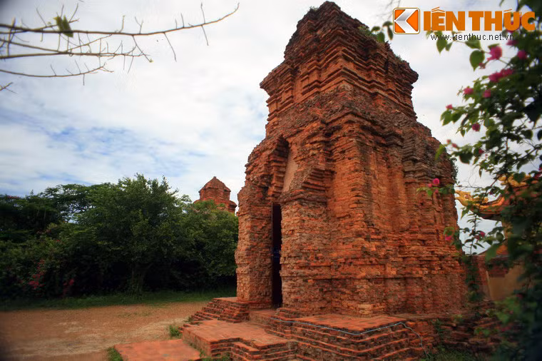 Tháp B cao khoảng 12 mét, về cơ bản hình dáng kiến trúc giống tháp A nhưng đơn giản hơn. Từ thế kỷ 19 trở về trước trong tháp có thờ bò thần Namdin nhưng sau đó không còn.
