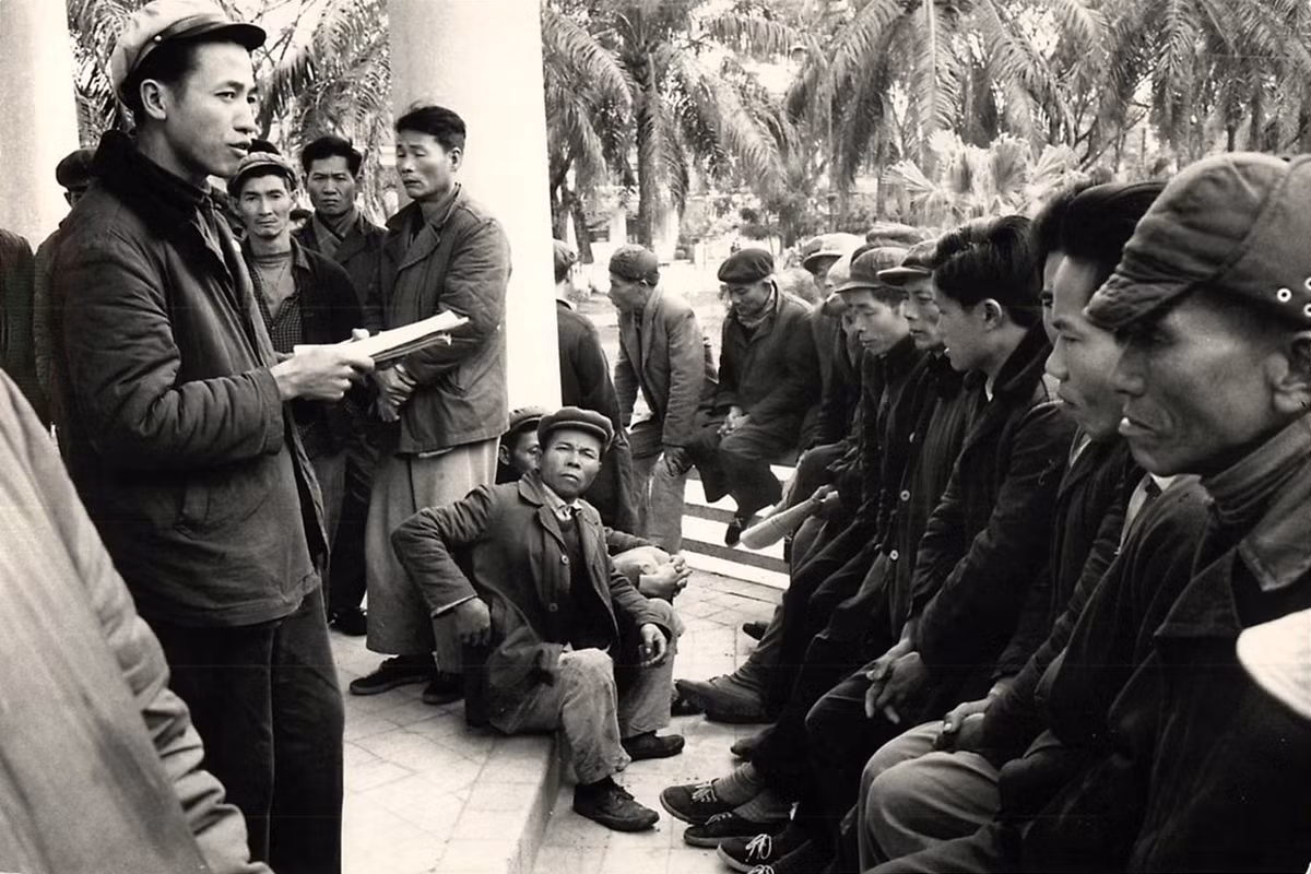 Trong một công viên tại Hải Phòng, các công nhân cảng tổ chức một buổi "tự phê", thảo luận cách đẩy nhanh công việc tại cảng.