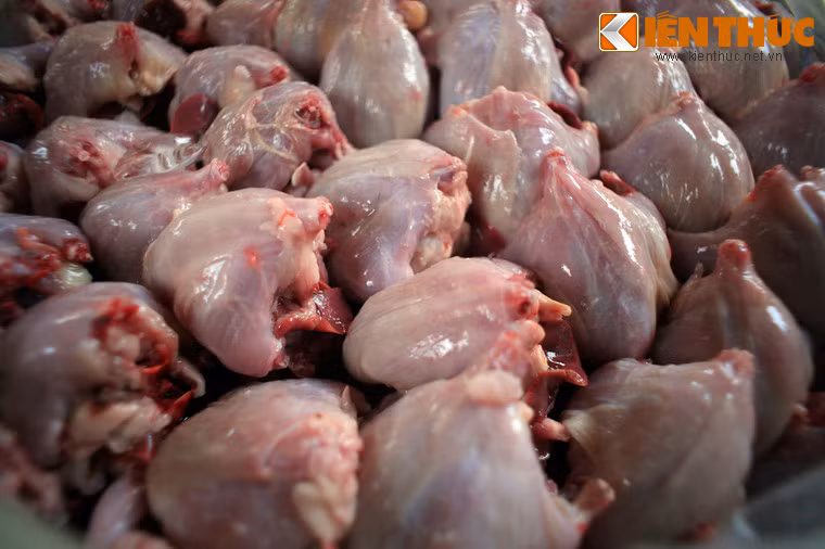 Đồi tượng tiêu thụ thịt chuột chủ yếu là các nhà hàng, quán nhậu. Với người dân miền Tây, thịt chuột là món nhậu đặc sản không thể thiếu trong thực đơn.