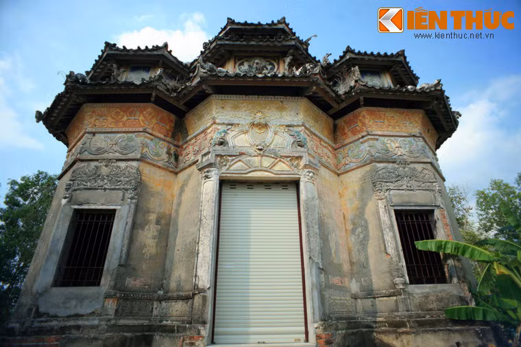 Đây là lăng mộ cổ của ông Hàm Huỳnh Kỳ, một trong 10 đại địa chủ nổi tiếng nhất miền Tây Nam bộ thời thuộc địa. Lúc sinh thời, ông Hàm đã mua chức huyện, nên còn được gọi là huyện Hàm.